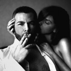 Γυναίκα και βάναυσος άντρας που μεγάλωσε το πέος του