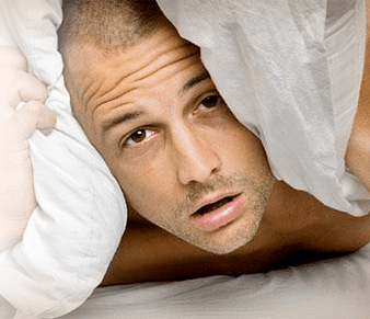 Θυμωμένος άνδρας που θέλει να μεγεθύνει το πέος του